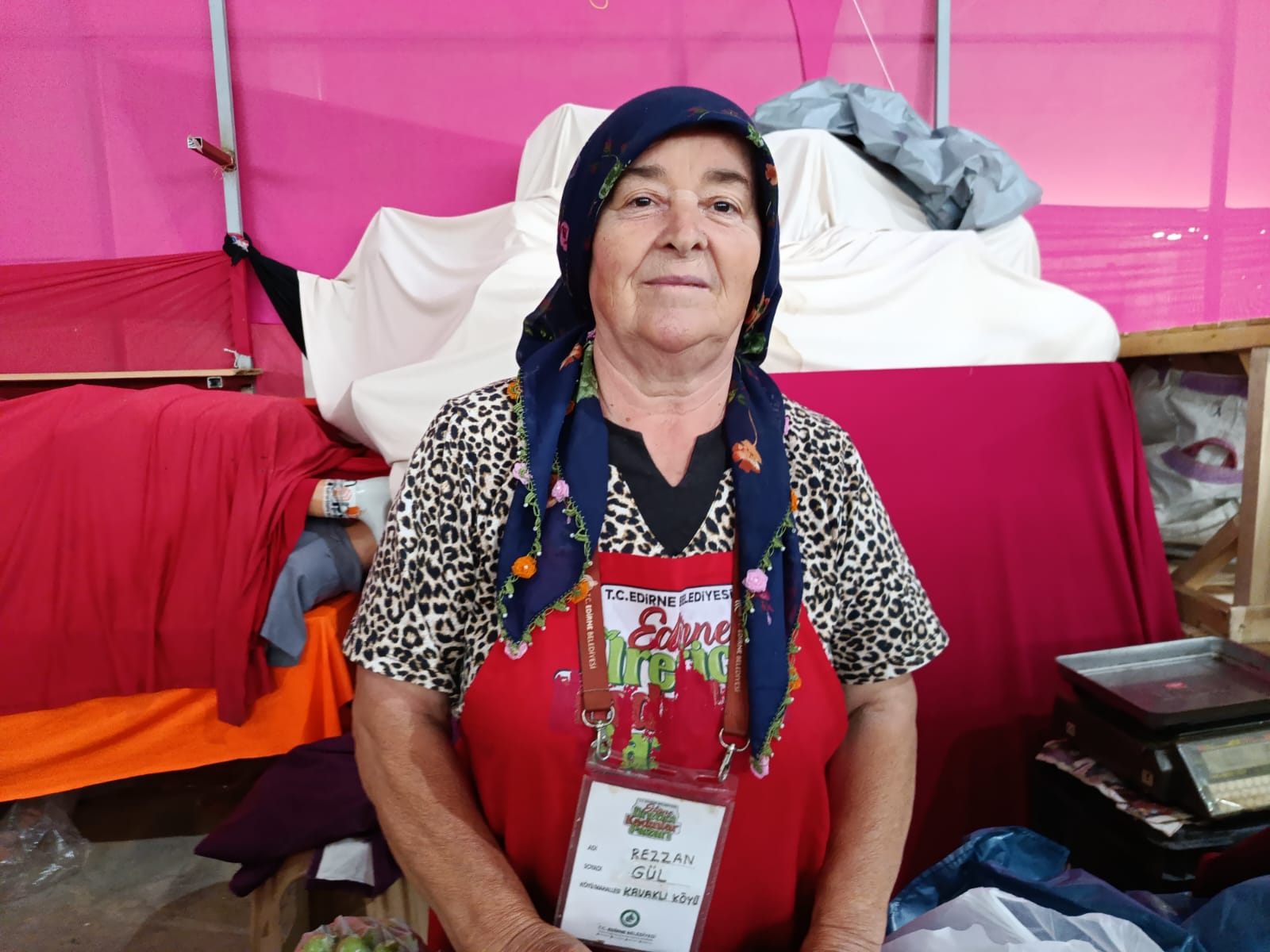 Edirne'de her pazar günü kurulan kadın emek pazarında  Lalapaşa ilçesinin Kavaklı ve Ortakçı köylerinde yetiştirilen asma yaprakları tezgahların gözdesi oldu.